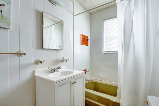 full bathroom with shower / bath combo with shower curtain, plenty of natural light, oversized vanity, and toilet