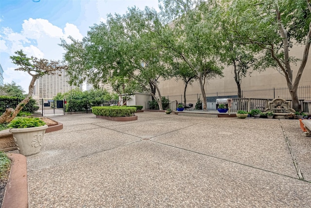 5150 Hidalgo St Unit 204, Houston, TX 77056 - view of property's community with a gate