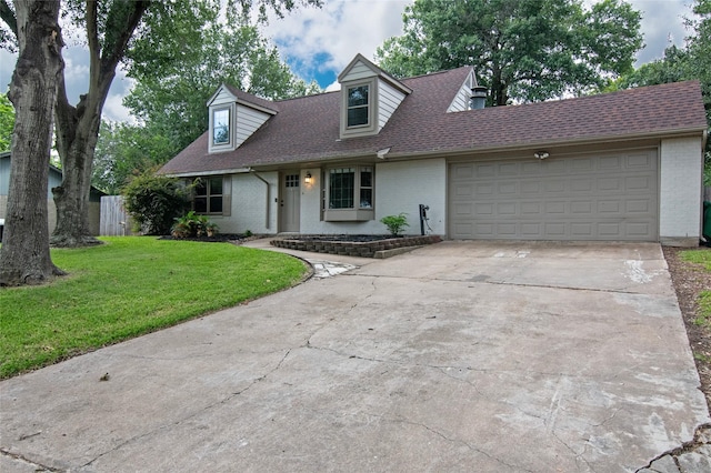 view of front facade featuring a front yard and a garage