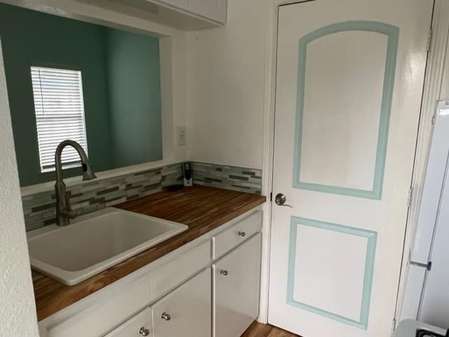 bathroom with vanity and decorative backsplash