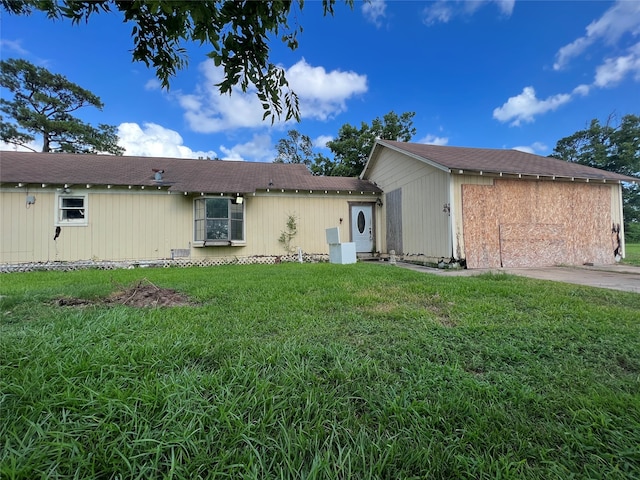 view of front facade featuring a front lawn