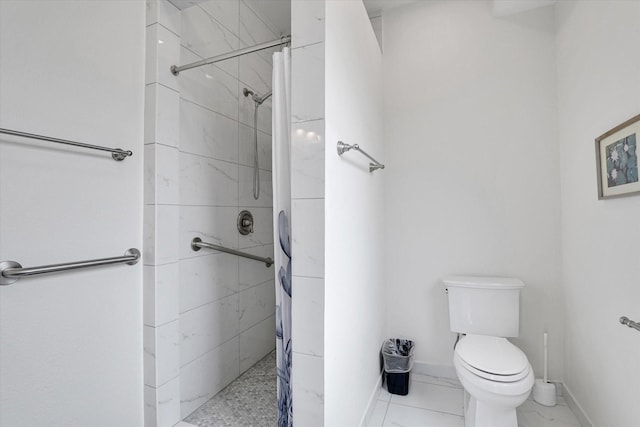 bathroom featuring a shower with shower curtain and toilet