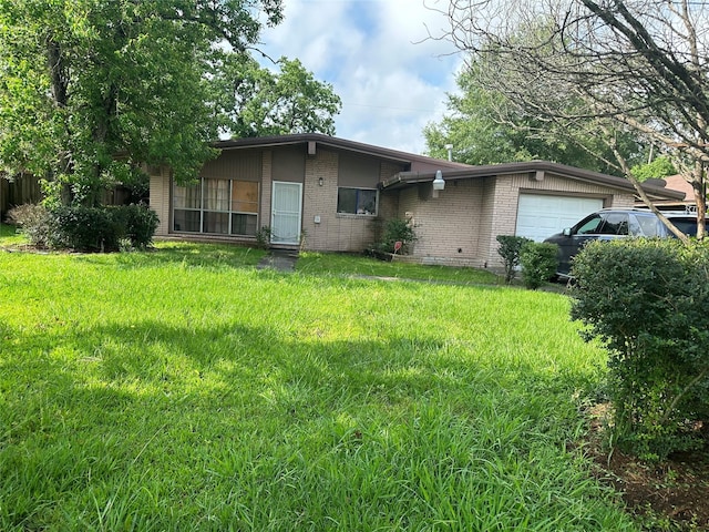 view of front facade featuring a garage and a front lawn