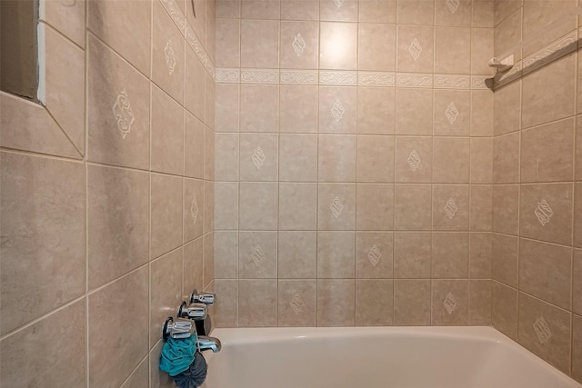 bathroom featuring tiled shower / bath combo