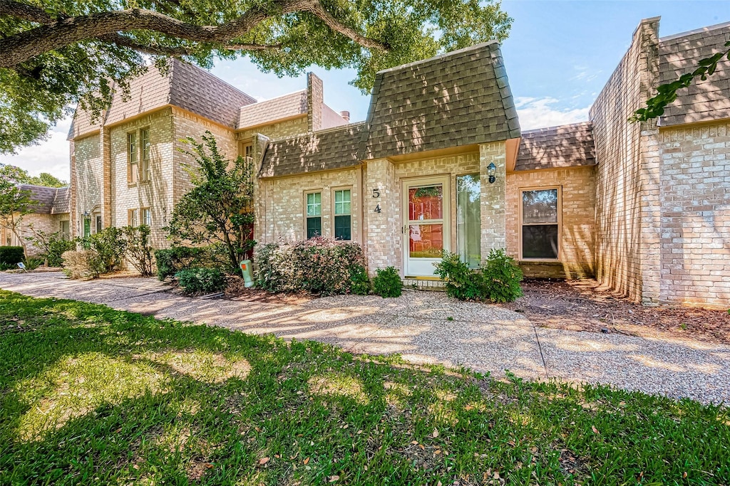 view of front facade with a front yard