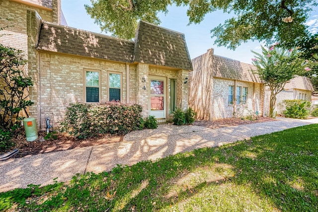 view of front of house with a front yard