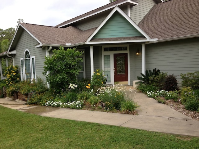 view of front facade featuring a front yard