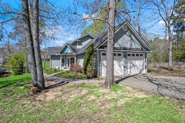 view of front facade featuring a garage and a front yard
