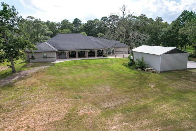 view of front facade featuring a lawn