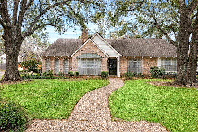 view of front of home featuring a front lawn