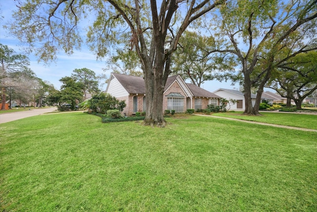 view of front of property featuring a front yard