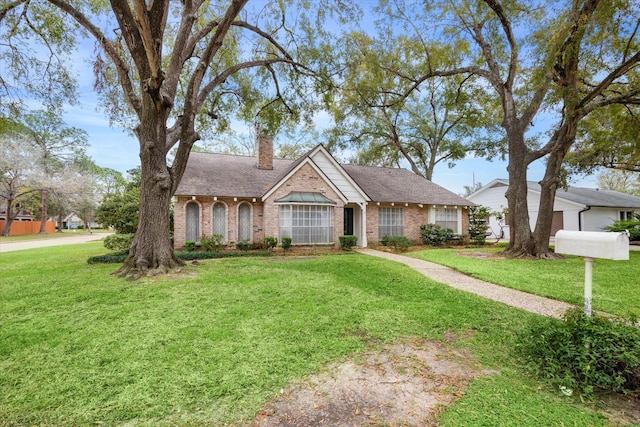 ranch-style home featuring a front lawn