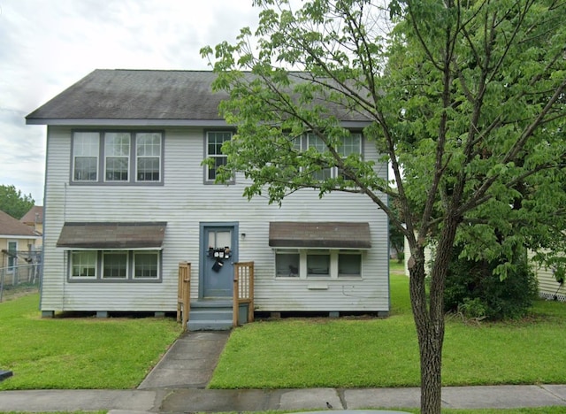 view of front of property featuring a front lawn