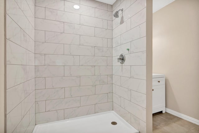 bathroom featuring tiled shower