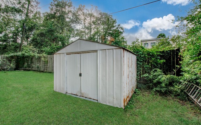 view of outdoor structure with a yard