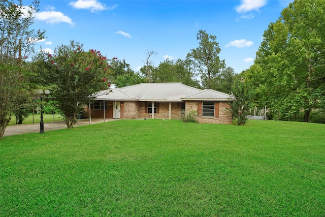 single story home featuring a front lawn