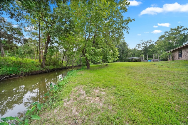 view of yard featuring a water view