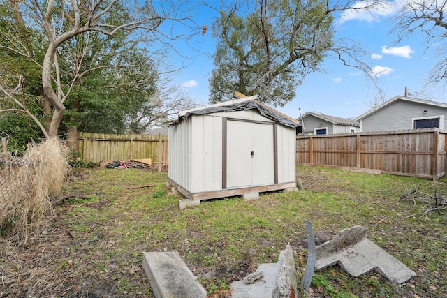 view of yard with a storage shed