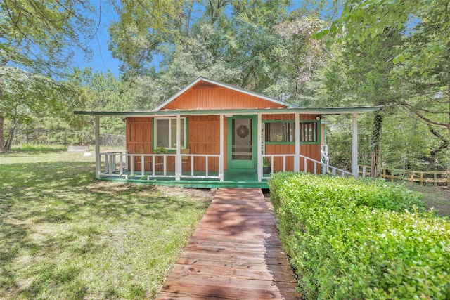 view of front of property featuring a front yard