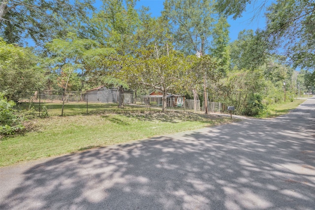 view of front of home featuring a front yard