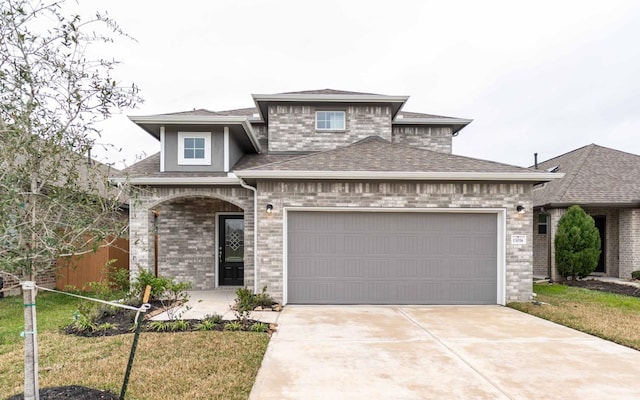 view of front of home featuring a front lawn and a garage