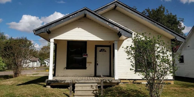 bungalow featuring a front yard