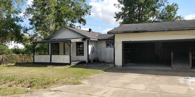 view of front facade featuring a garage and a front lawn