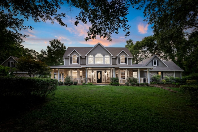 view of front of property featuring a porch and a yard