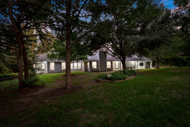 view of yard at dusk