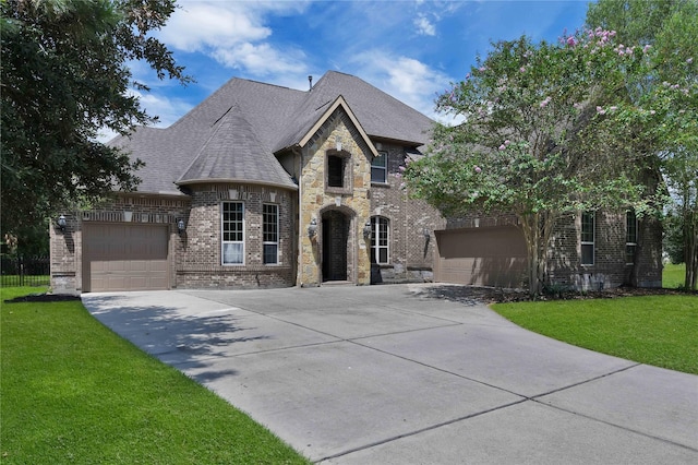 view of front facade featuring a front yard