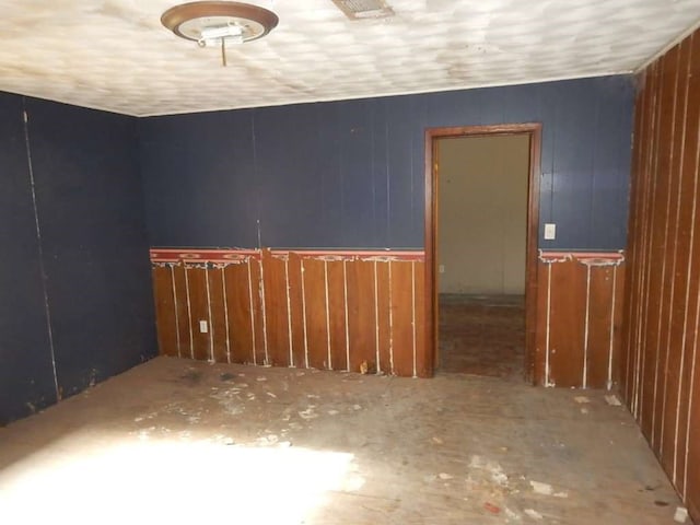 spare room featuring concrete flooring