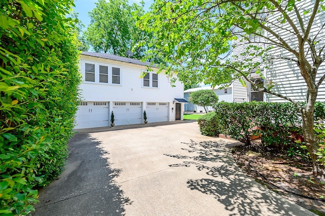 view of front facade with a garage and concrete driveway