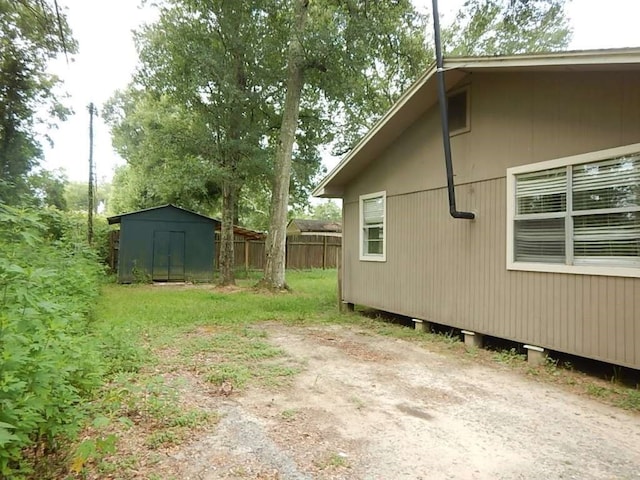 view of yard featuring a shed