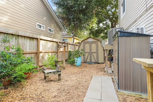 view of yard featuring a shed