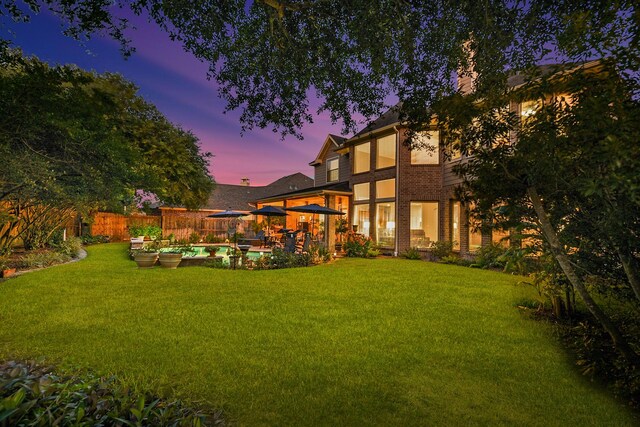 view of yard at dusk