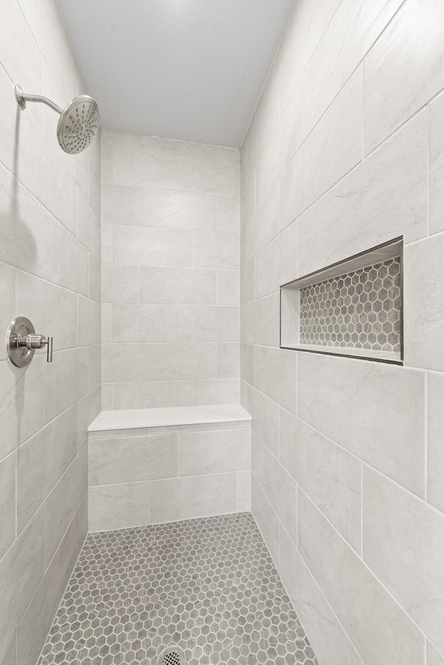 15408 Sandtrap Dr, Waller, TX 77484 - bathroom featuring tiled shower
