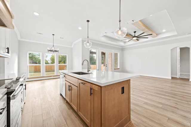 kitchen with ceiling fan, an island with sink, sink, stainless steel range with electric stovetop, and light wood-type flooring