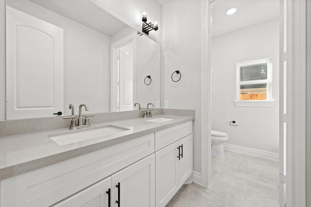 15408 Sandtrap Dr, Waller, TX 77484 - full bath with double vanity, toilet, baseboards, and recessed lighting