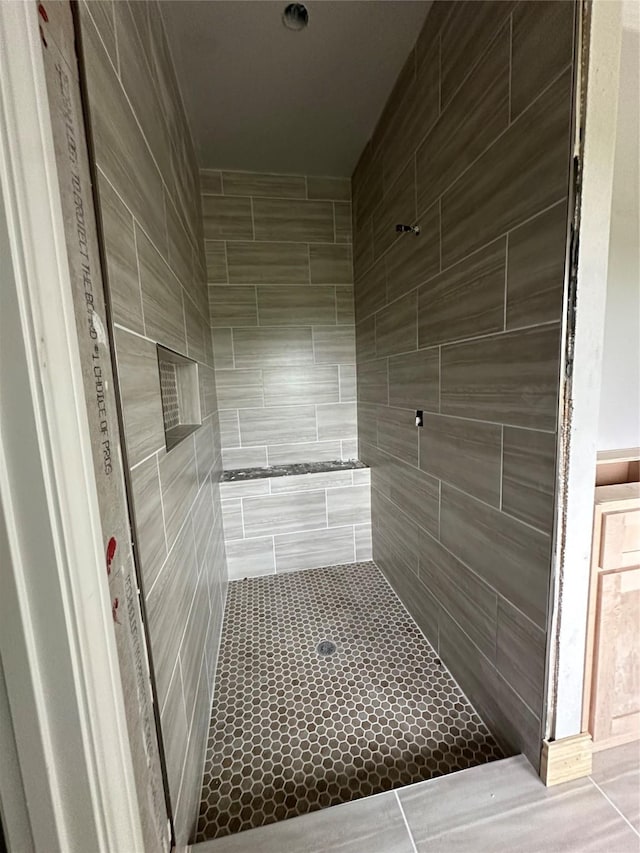 15408 Sandtrap Dr, Waller, TX 77484 - full bath featuring a tile shower and tile patterned floors