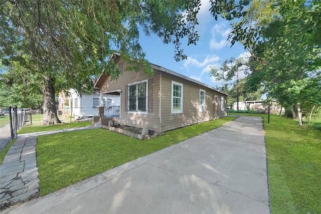 view of front of property featuring a front yard