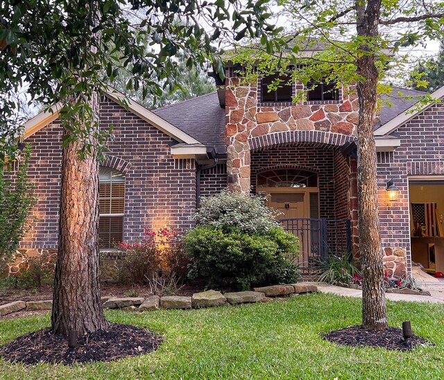 view of front of property with a front yard