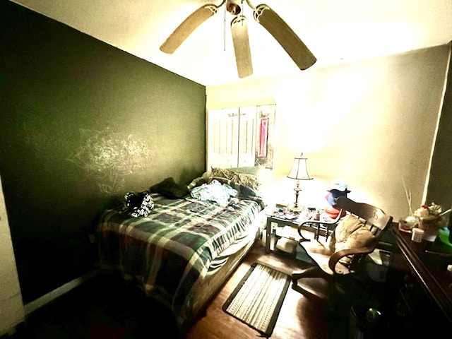 bedroom with ceiling fan