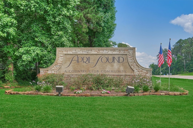 community / neighborhood sign featuring a lawn