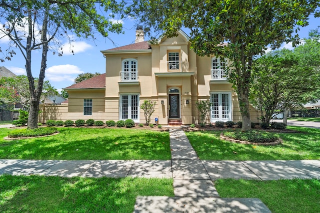 view of front facade featuring a front lawn