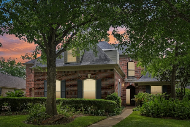 view of front facade with a lawn