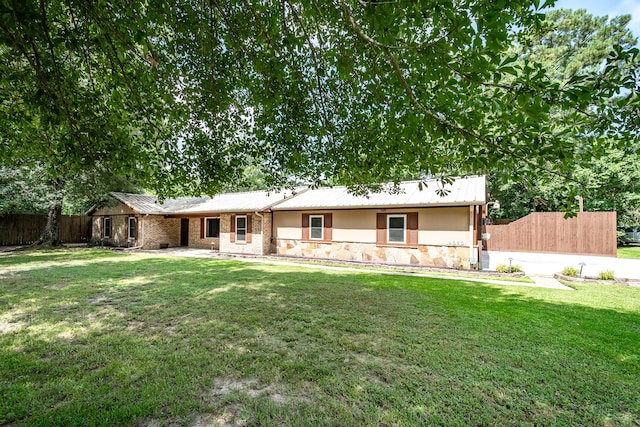 single story home with a front yard