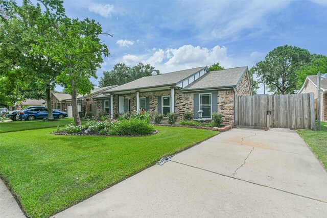 single story home with a front yard