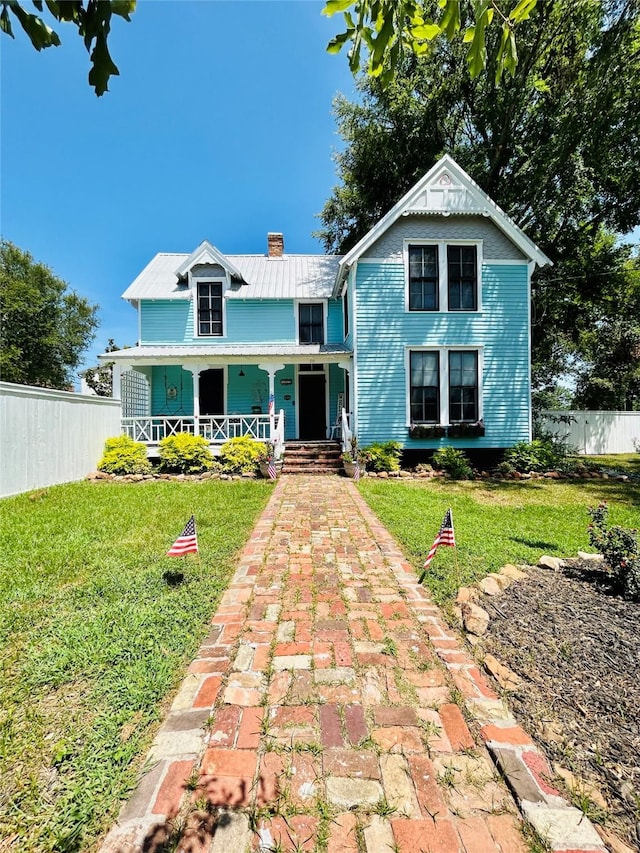 view of front facade featuring a porch and a front lawn