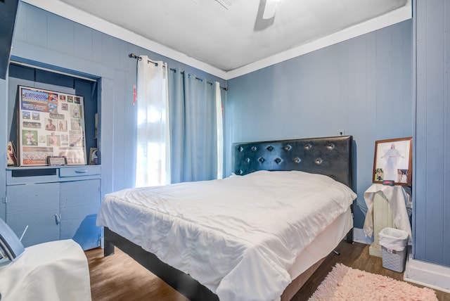 bedroom featuring dark wood-type flooring and ceiling fan