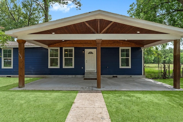 view of front of house featuring crawl space and a front lawn